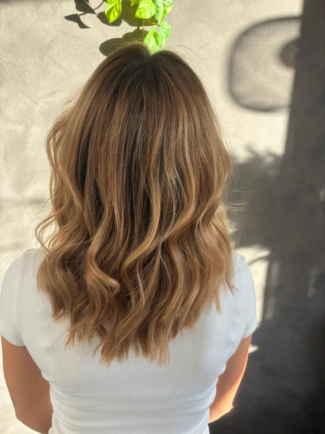 Balayage med varme karamelfarver og bløde bølger hos Frisør Hyperfokus i Valby