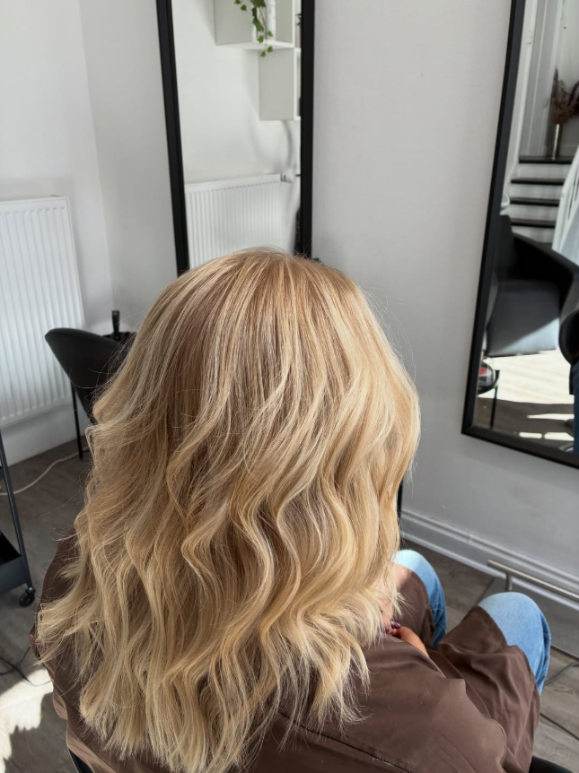 Lys blonde med fine reflekser i håret hos Frisør Hyperfokus i Valby