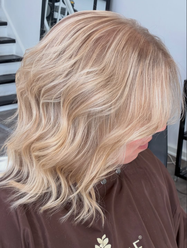 Blond balayage med lyse, naturlige reflekser skabt hos Frisør Hyperfokus i Valby