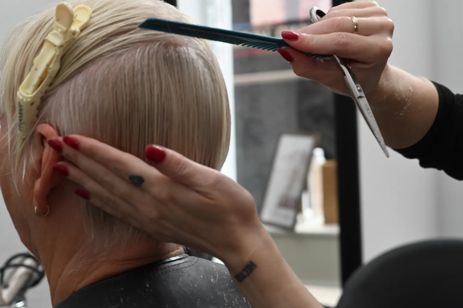 Dameklip hos Frisør Hyperfokus: Ann-Kathrine klipper i salonen i Valby