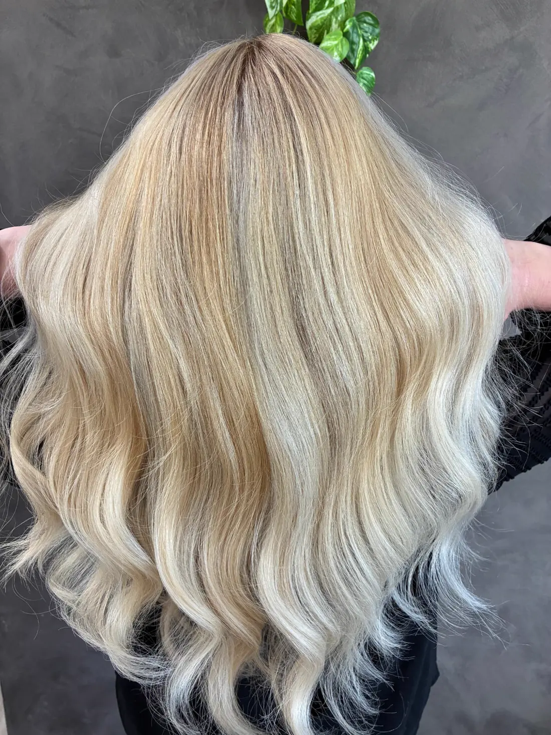 Lys blonde med fine babylights-reflekser og bløde bølger hos Frisør Hyperfokus i Valby